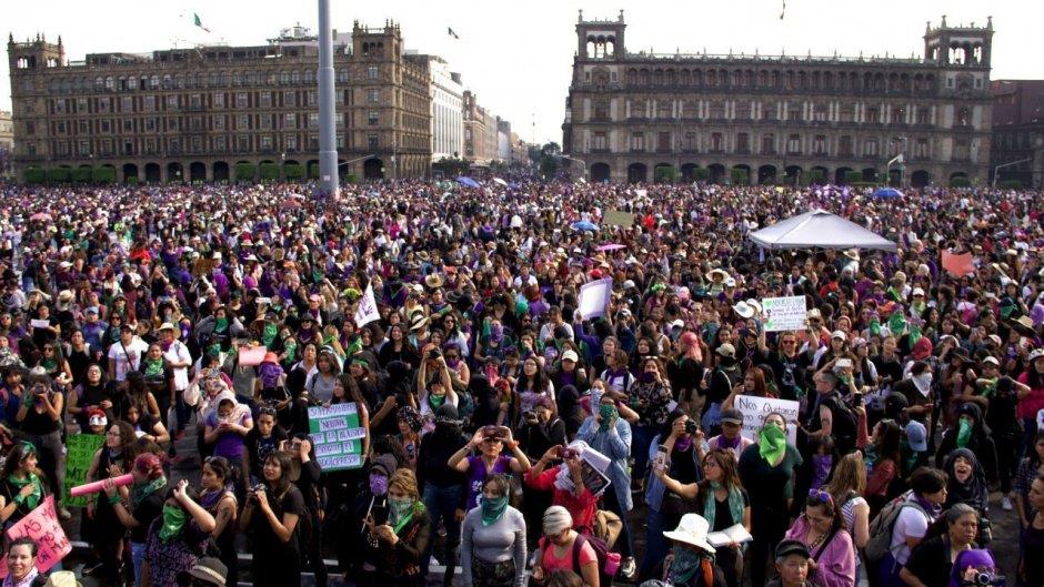 AMLO advierte de violencia por parte de infiltrados en marcha del 8M