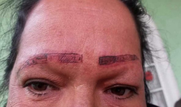 Mujer denuncia a tatuadores que arruinaron el rostro de su madre