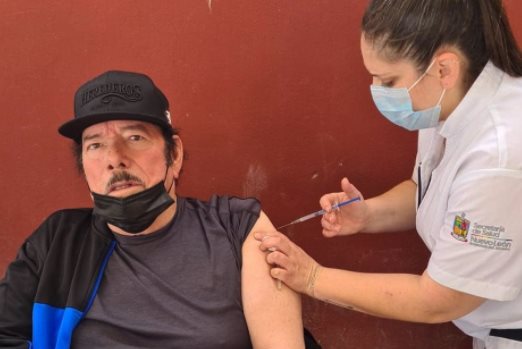 Lalo Mora recibe segunda vacuna covid
