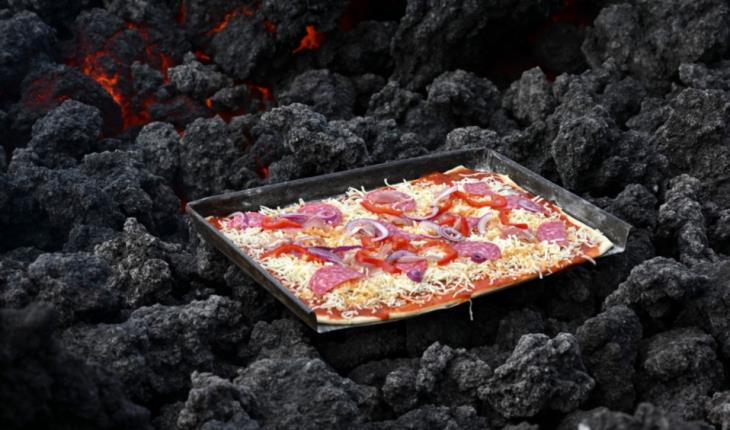 Hornean pizza sobre lava de un volcán en Guatemala