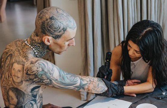 Kourtney Kardashian le tatúa el brazo a su novio Travis Barker