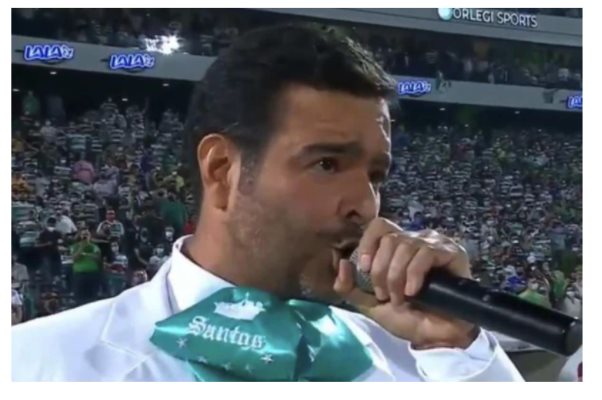 Pablo Montero se equivoca al entonar Himno Nacional