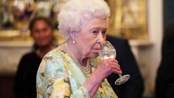¿Drinks reales?, la Reina Isabel II lanza cerveza