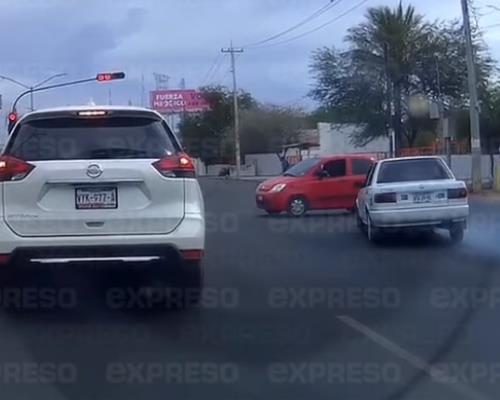 VIDEO - ¡Y con semáforo en rojo! Taxista hace de las suyas en Hermosillo