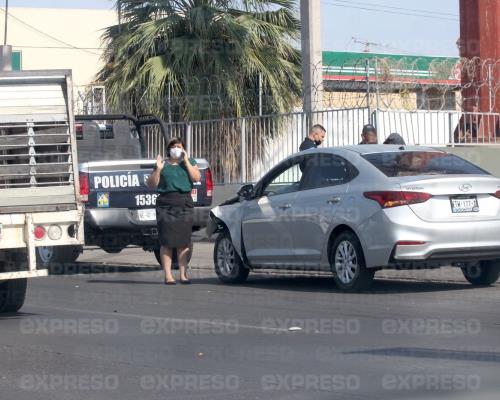 Patrulla y carro particular se dan un recuerdito en el Luis Encinas