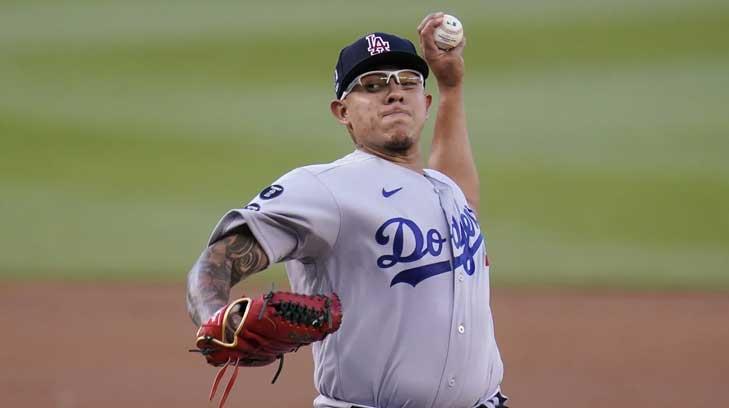 Julio Urías consigue su primera victoria de la temporada