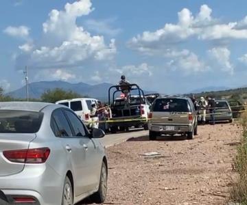 Llevaba días buscando a sus hijos; los encontró muertos a la orilla de la carretera Nogales-Ímuris