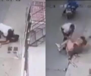 VIDEO - Niño agarra a sombrillazos a hombre que intenta asaltar a su madre