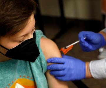 Recomiendan inculcar a menores importancia de vacuna contra Covid-19