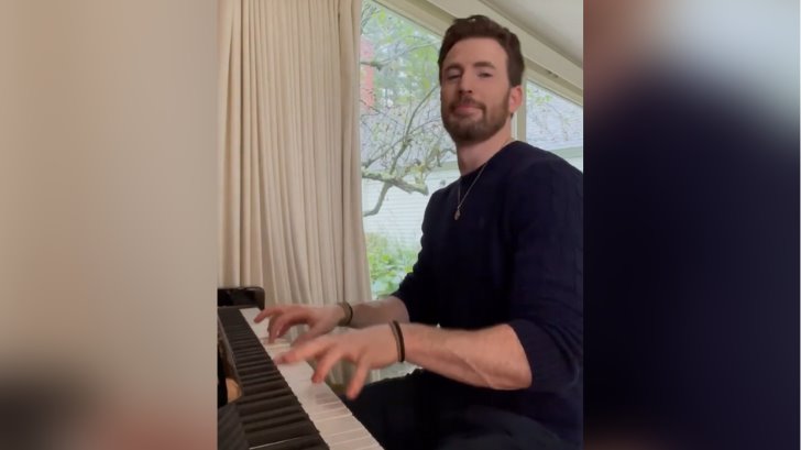 ¡Video! Chris Evans enamora a sus fans tocando el piano