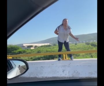 VIDEO | Deja de hacer panchos: animan a una mujer a tirarse de un puente