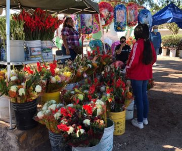 Guaymenses se anticipan y visitan los panteones un día antes