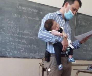 Maestro enternece las redes al cuidar a bebé de su alumna para que no perdiera clases