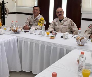 Militares ofrecen desayuno para periodistas en su día