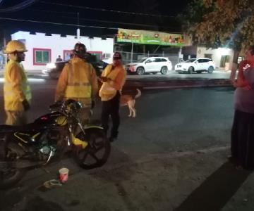 Omite el alto y provoca considerable accidente a motociclistas