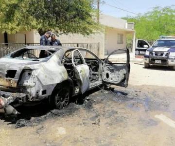 Incendian vehículos en respuesta a cateo en domicilio de Caborca