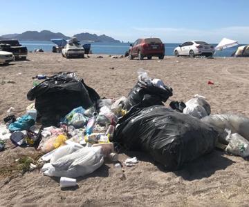 Visitantes de la playa San Francisco dejan gran cantidad de desechos