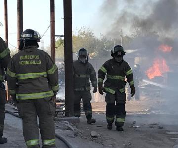 Resultan intoxicadas dos personas en incendio al norte de Hermosillo