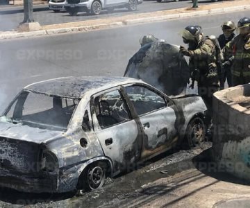 VIDEO | Fuego acaba con un vehículo;  de Fuga de gasolina provoca incendio