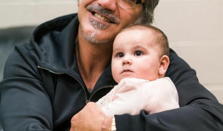 ¡Abuelo amoroso! Así luce Alejandro Fernández con su segunda nieta
