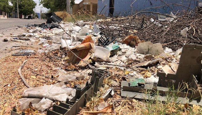 Vecinos de la colonia Olivares convierten predio en basurero