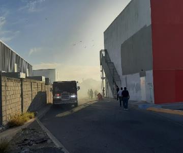 Evacúan cine por incendio a espaldas de plaza comercial