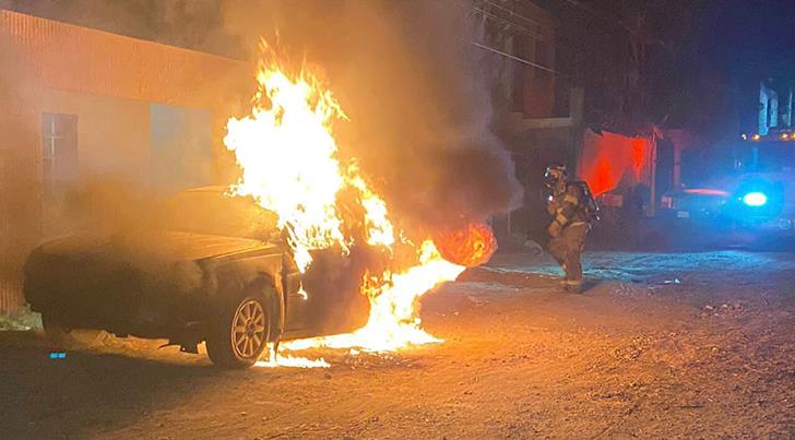 Bomberos controlan incendio de vehículo en la colonia Jacinto López
