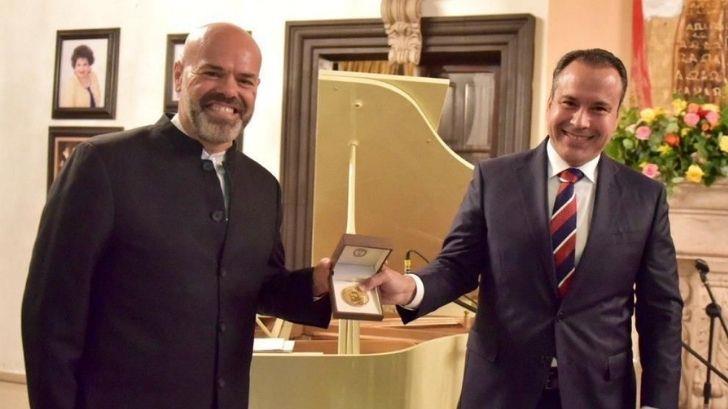 Alcalde Astiazarán entrega Medalla Emiliana de Zubeldía al pianista Jorge Robaina