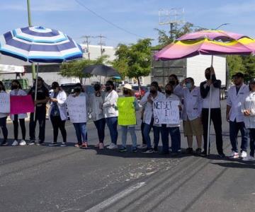 Trabajadores bloquean bulevar Solidaridad; acusan despidos injustificados